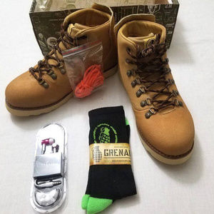 NEW MEN'S GRENADE BOOTS W/ SOCKS & EARBUDS & LACES